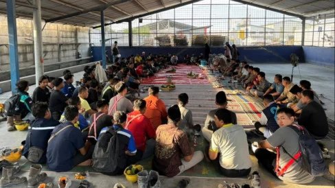 6ab8c634cad78-pasca-ledakan-karyawan-pt-sps-di-lamongan-gelar-doa-bersama-untuk-para-korban-kecelakaan-kerja_488_274
