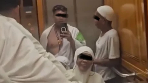 6abb0bf48c39b-viral-pembimbing-umrah-diduga-hina-jemaah-lansia-dikit-dikit-kursi-dikit-dikit-sakit_488_274