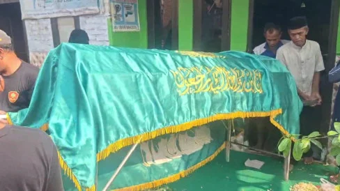 6abe738a320da-jenazah-mhaq-7-siswa-kelas-ii-sd-negeri-01-kebondalem-kabupaten-pemalang-saat-akan-dimakamkan_488_274