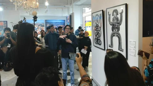 6abe969733c8a-pameran-seni-rupa-the-untitled-menghadirkan-14-perupa-dari-berbagai-daerah-di-indonesia-dengan-pendekatan-yang-mempertemukan-karya-visual-desain-dan-fesyen_488_274